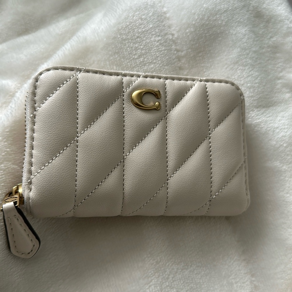 Coach Essential Small Zip Around Card Case With Pillow Quilting (barely used)